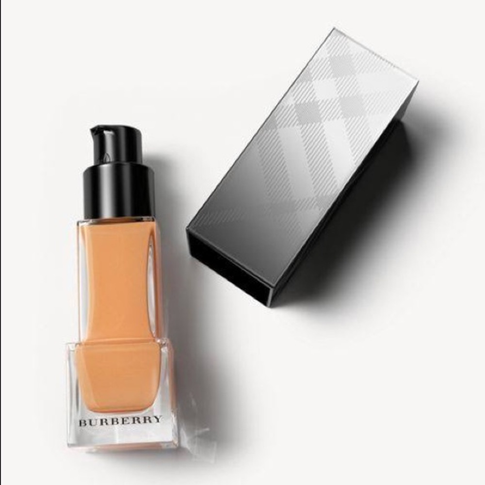Burberry fresh glow foundation warm honey No 38 NEW